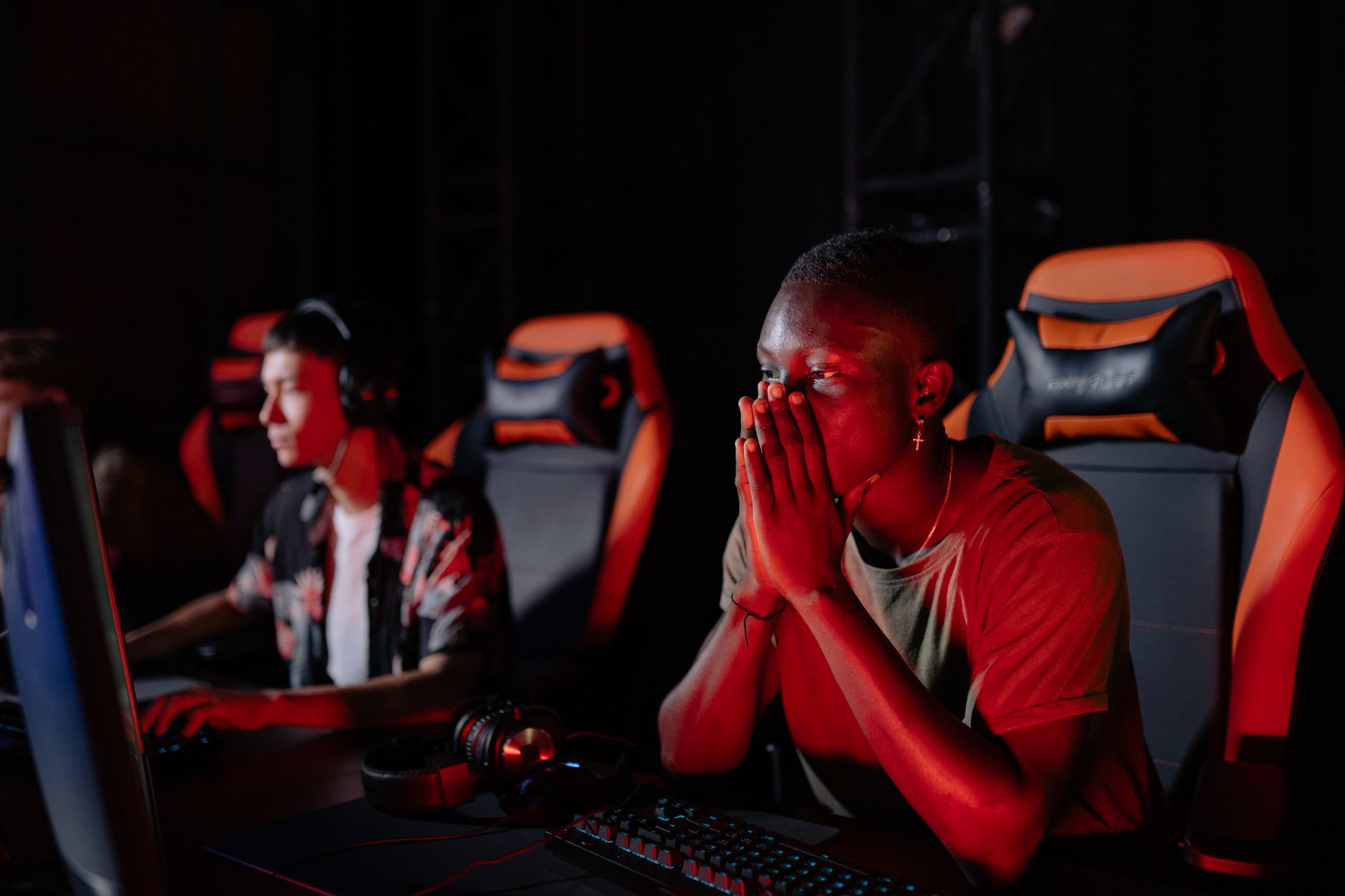 Dwóch graczy e-sportowych skoncentrowanych przy komputerach