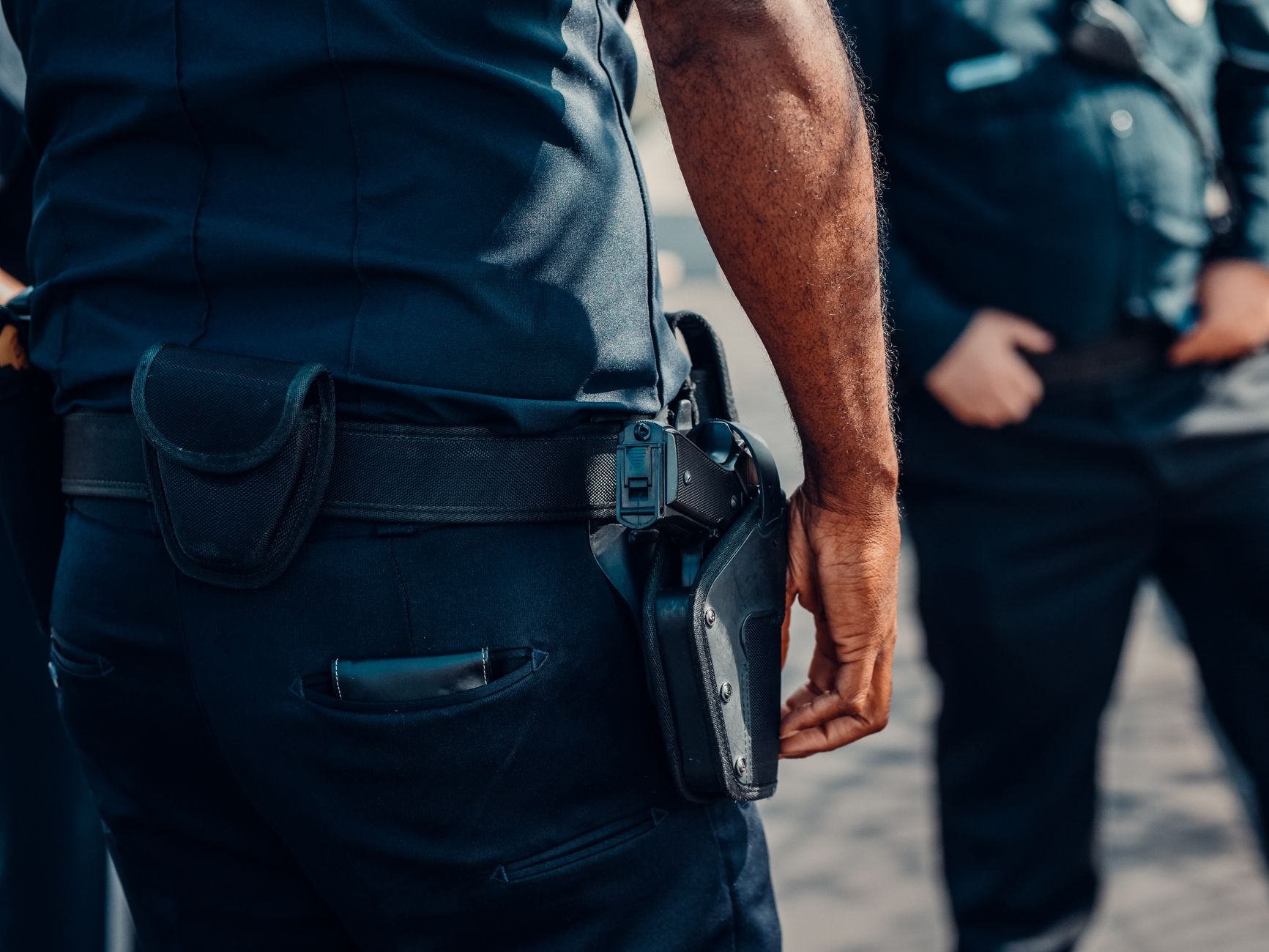 Kabura z bronią przy pasie funkcjonariusza policji