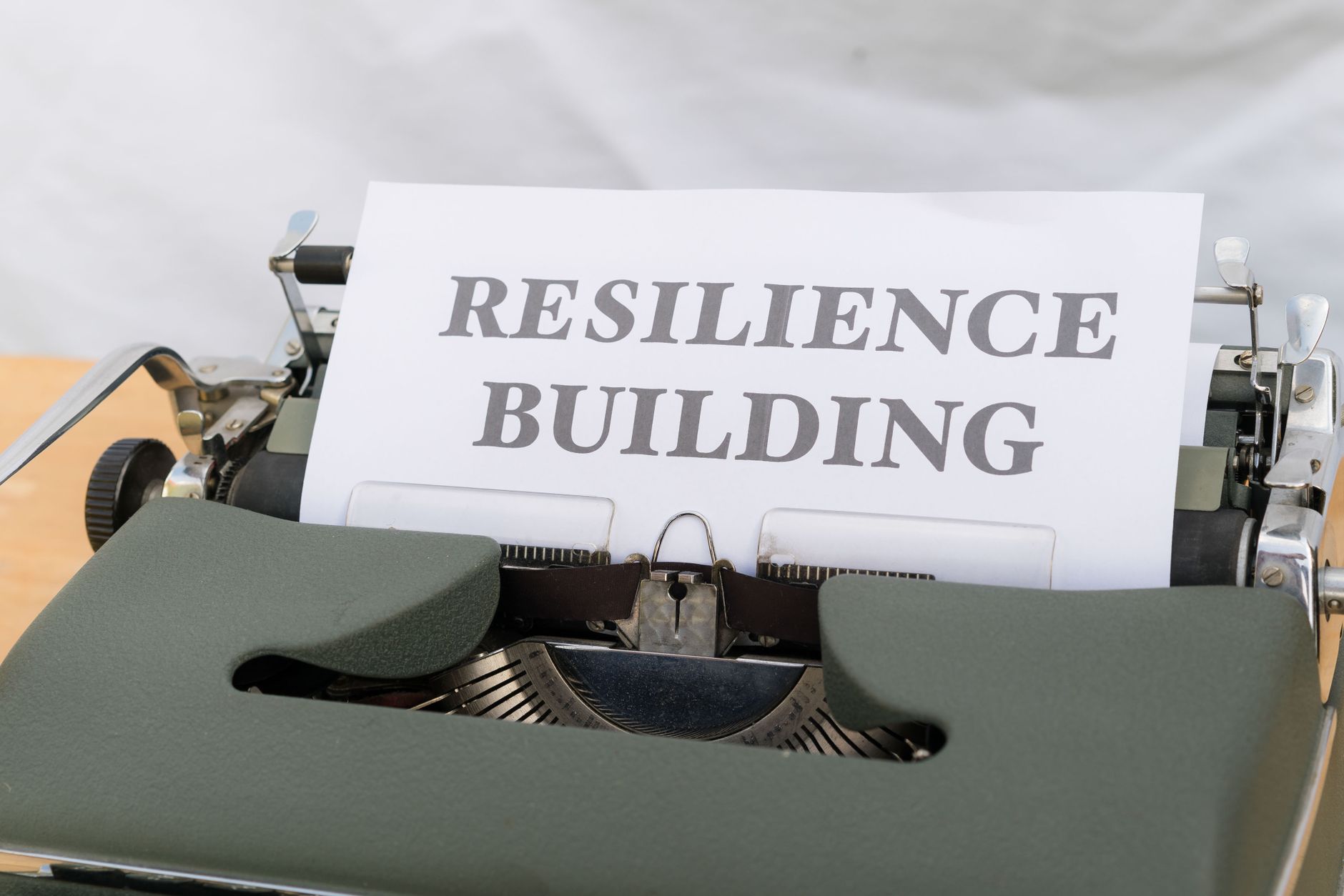 Stara maszyna do pisania z kartką z napisem Resilience Building