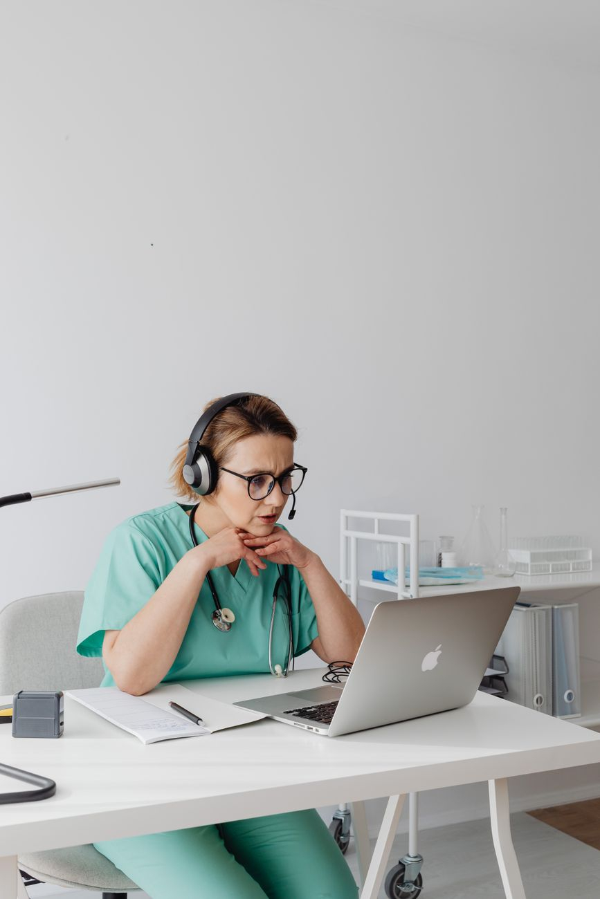 Lekarz-online-i-konsultacje-na-odleglosc-–-zakres-zdalnego-kontaktu-z-pacjentem Lekarz online i konsultacje na odległość – zakres zdalnego kontaktu z pacjentem