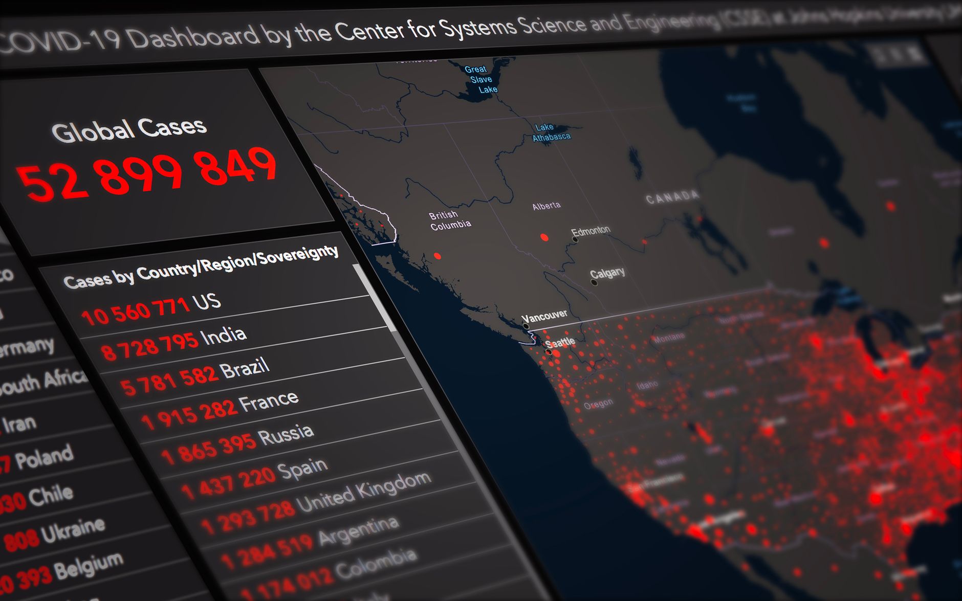 Monitor z mapą świata i statystykami globalnych zakażeń COVID-19