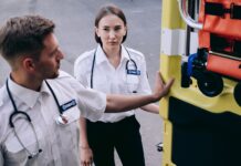 Wspólne ćwiczenia służb ratowniczych jak wygląda planowanie scenariuszy i ocena gotowości do realnych zagrożeń Ratownicy medyczni przygotowują karetkę do wyjazdu na akcję