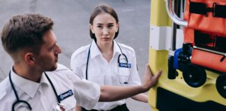 Ratownicy medyczni przygotowują karetkę do wyjazdu na akcję