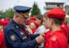 Czy obowiązkowa służba wojskowa wraca modele poboru w Europie i na świecie Rosyjski oficer przypina odznakę młodemu rekrutowi podczas ceremonii