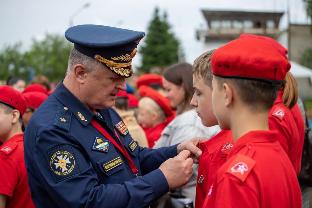 Rosyjski oficer przypina odznakę młodemu rekrutowi podczas ceremonii Rosyjski oficer przypina odznakę młodemu rekrutowi podczas ceremonii