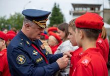 Czy obowiązkowa służba wojskowa wraca modele poboru w Europie i na świecie Rosyjski oficer przypina odznakę młodemu rekrutowi podczas ceremonii
