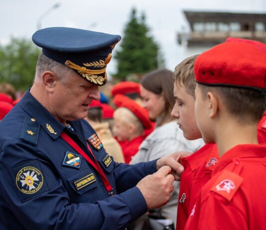 Czy obowiązkowa służba wojskowa wraca modele poboru w Europie i na świecie Rosyjski oficer przypina odznakę młodemu rekrutowi podczas ceremonii