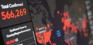 Rozmyta mapa świata z danymi o zakażeniach koronawirusem w krajach