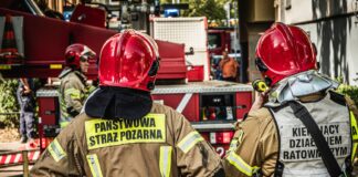 Strażacy podczas akcji ratunkowej we Wrocławiu