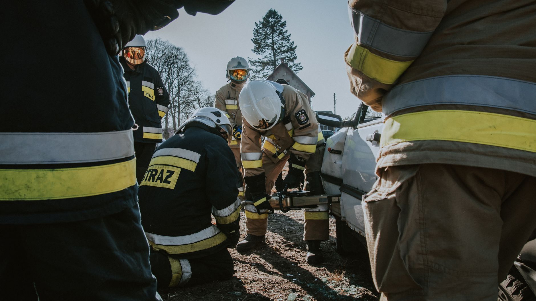 Strażacy używają narzędzi hydraulicznych podczas akcji ratunkowej