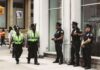 Czy funkcjonariusz może prowadzić działalność w sieci blog vlog i prawo służbowe Funkcjonariusze NYPD w mundurach patrolują ruchliwą ulicę w ciągu dnia
