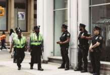 Czy funkcjonariusz może prowadzić działalność w sieci blog vlog i prawo służbowe Funkcjonariusze NYPD w mundurach patrolują ruchliwą ulicę w ciągu dnia