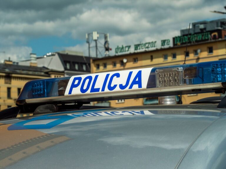 Jesteś świadkiem wypadku drogowego? Kolejność działań do przyjazdu służb